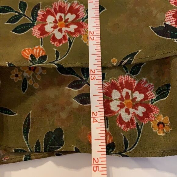 CABI sleeveless blouse. Ties in back and fully lined. Lightweight fabric. - Picture 8 of 8